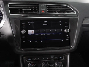 Внедорожник Volkswagen Tiguan 2018 года, 2876000 рублей, Красный Пахарь