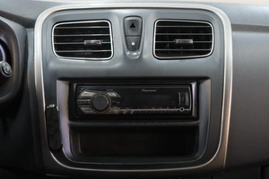 Седан Renault Logan 2014 года, 529000 рублей, Омск