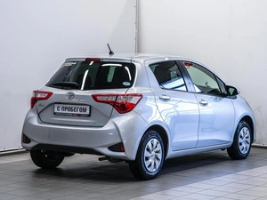 Хетчбэк Toyota Vitz 2018 года, 980000 рублей, Красноярск