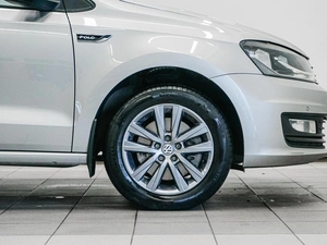 Седан Volkswagen Polo 2019 года, 1349000 рублей, Красноярск
