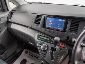 Минивэн Toyota Isis 2010 года, 1299000 рублей, Красноярск
