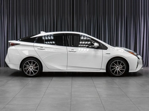 Лифтбек Toyota Prius 2016 года, 1829000 рублей, Тюмень