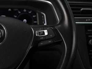 Внедорожник Volkswagen Tiguan 2019 года, 2880000 рублей, Омск