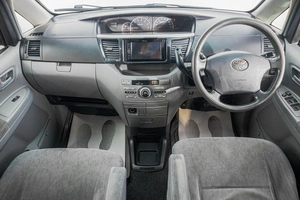 Минивэн Toyota Voxy 2005 года, 1319000 рублей, Барнаул