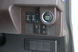 Минивэн Toyota Roomy 2017 года, 1099000 рублей, Омск