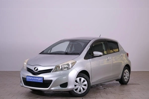 Хетчбэк Toyota Vitz 2014 года, 819000 рублей, Омск