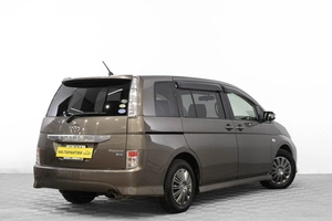Минивэн Toyota Isis 2012 года, 1399000 рублей, Барнаул
