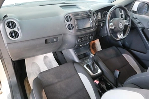 Внедорожник Volkswagen Tiguan 2013 года, 899000 рублей, Омск