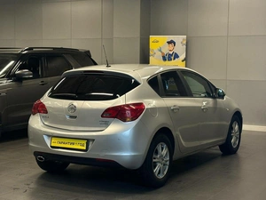 Хетчбэк Opel Astra 2011 года, 597000 рублей, Красноярск