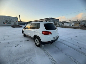 Внедорожник Volkswagen Tiguan 2012 года, 890000 рублей, Красноярск