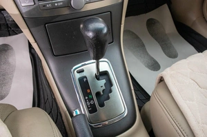 Седан Toyota Avensis 2005 года, 749000 рублей, Барнаул