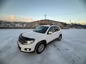 Внедорожник Volkswagen Tiguan 2012 года, 890000 рублей, Красноярск