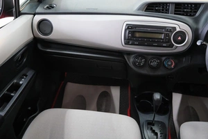 Хетчбэк Toyota Vitz 2011 года, 849000 рублей, Омск