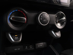 Седан Kia Rio 2018 года, 1402000 рублей, Омск