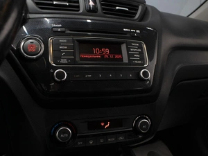 Седан Kia Rio 2015 года, 915000 рублей, Омск