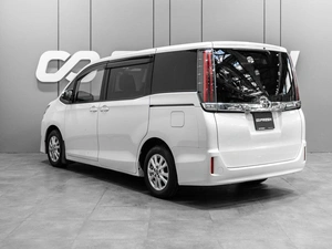 Минивэн Toyota Noah 2018 года, 2530000 рублей, Тюмень