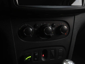Хетчбэк Renault Sandero 2015 года, 739000 рублей, Тюмень