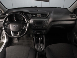 Седан Kia Rio 2013 года, 860000 рублей, Омск
