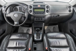 Внедорожник Volkswagen Tiguan 2010 года, 1099000 рублей, Барнаул