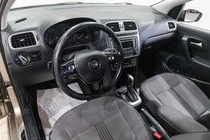 Седан Volkswagen Polo 2016 года, 1129000 рублей, Новокузнецк