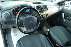 Седан Renault Logan 2016 года, 549000 рублей, Омск