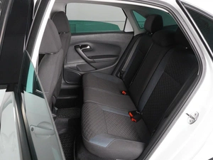 Седан Volkswagen Polo 2019 года, 1346000 рублей, Красный Пахарь