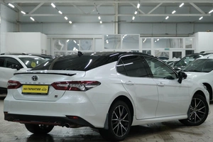 Седан Toyota Camry 2021 года, 3599000 рублей, Омск