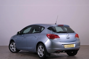 Хетчбэк Opel Astra 2011 года, 819000 рублей, Омск