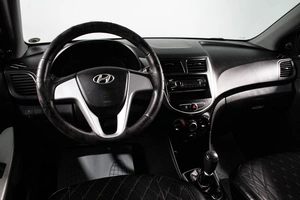 Седан Hyundai Solaris 2011 года, 679000 рублей, Сургут