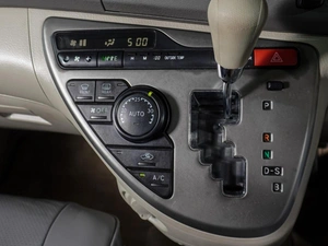 Минивэн Toyota Isis 2013 года, 1184000 рублей, Воронеж