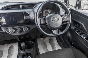 Хетчбэк Toyota Vitz 2019 года, 1489000 рублей, Барнаул