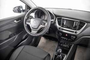 Седан Hyundai Solaris 2017 года, 989000 рублей, Пермь