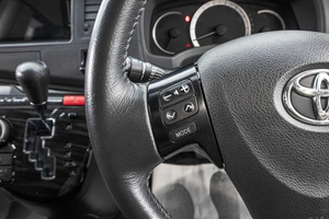 Минивэн Toyota Isis 2011 года, 1299000 рублей, Барнаул