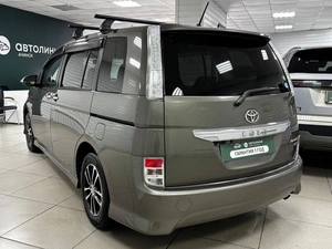 Минивэн Toyota Isis 2014 года, 1315000 рублей, Ачинск