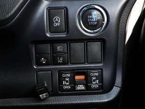 Минивэн Toyota Voxy 2016 года, 1999000 рублей, Кирилловка