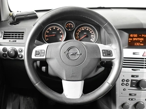 Седан Opel Astra 2011 года, 485200 рублей, Казань