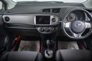 Хетчбэк Toyota Vitz 2013 года, 1099000 рублей, Томск