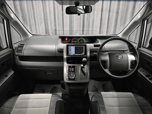 Минивэн Toyota Voxy 2010 года, 1390000 рублей, Красноярск