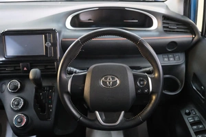Минивэн Toyota Sienta 2015 года, 1299000 рублей, Омск