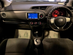 Хетчбэк Toyota Vitz 2013 года, 839000 рублей, Красноярск
