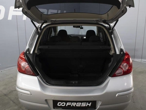 Хетчбэк Nissan Tiida 2011 года, 800000 рублей, Омск