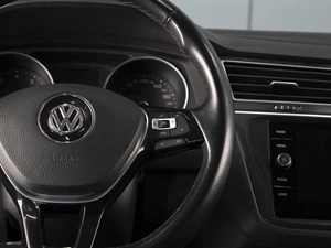 Внедорожник Volkswagen Tiguan 2018 года, 2385000 рублей, Омск