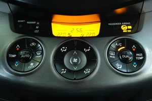 Внедорожник Toyota RAV4 2010 года, 1499000 рублей, Омск