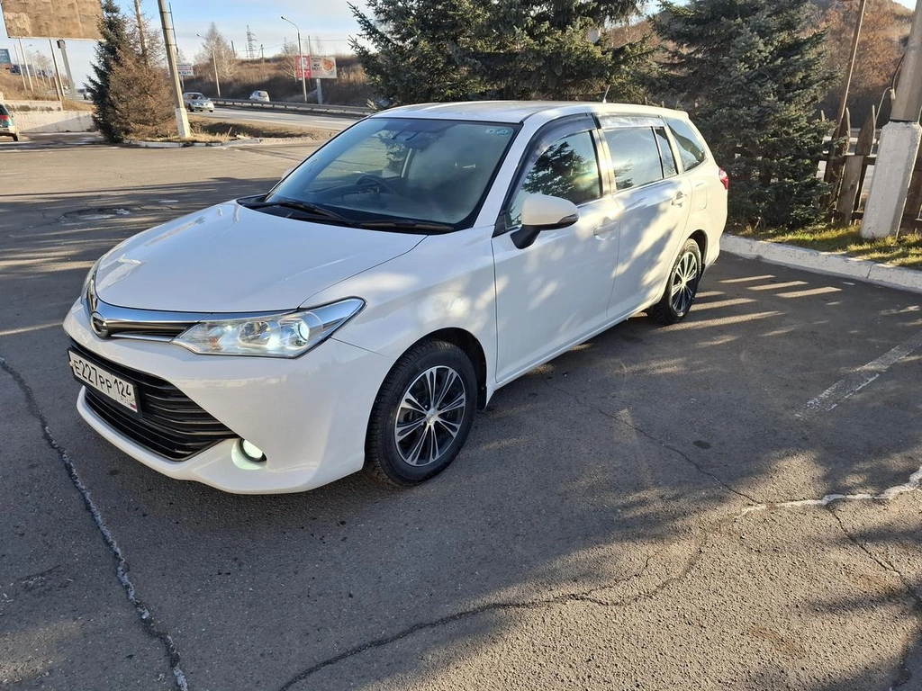 Универсал Toyota Corolla Fielder 2016 года, 1205000 рублей, Красноярск