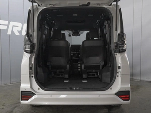 Минивэн Toyota Voxy 2022 года, 4200000 рублей, Омск