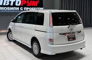 Минивэн Toyota Isis 2014 года, 1290000 рублей, Красноярск