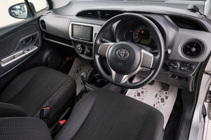Хетчбэк Toyota Vitz 2015 года, 849000 рублей, Красноярск