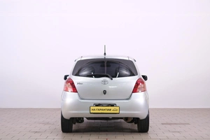 Хетчбэк Toyota Vitz 2005 года, 549000 рублей, Омск