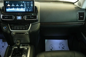 Внедорожник Toyota Land Cruiser 2017 года, 6489000 рублей, Омск