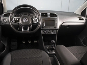 Седан Volkswagen Polo 2017 года, 950000 рублей, Омск